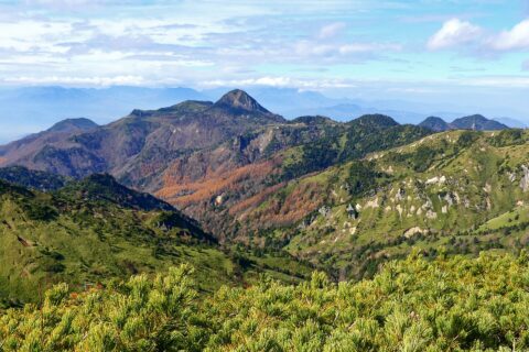 国道292号線の渋峠付近から見た、長野県上高井郡高山村に位置する上信越高原国立公園。画面中央の山は笠ヶ岳