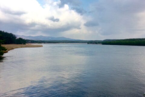 青森県津軽半島北西部にある十三湖。中の島遊歩道橋より撮影。