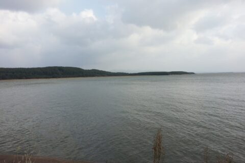 青森県津軽半島北西部にある十三湖。中の島遊歩道橋付近、青森県道12号側の湖岸より撮影。