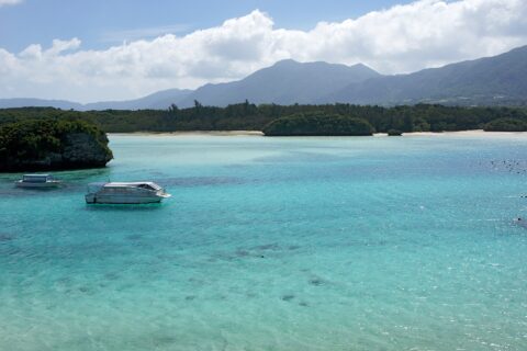 石垣島の川平湾。国の名勝に指定されている。所在地は沖縄県石垣市。