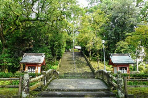 鹿児島県霧島市にある大隅国一宮・ 鹿児島神宮。石段麓にある境内社：御門神社
