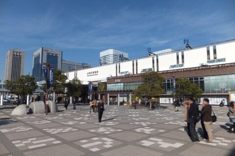 京葉線海浜幕張駅南口。2013年秋に内外装のリニューアルが行われた。
