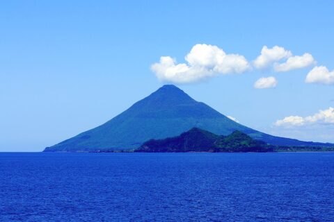 海上から見た開聞岳。手前に長崎鼻。フェリーみしま船上から撮影。