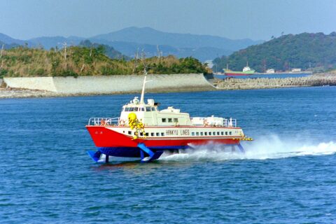 ​淡路島・由良沖を翼走する阪急汽船・徳島航路の水中翼船「海王」