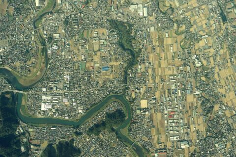 静岡県清水町にある柿田川の空中写真。色調は調整済。