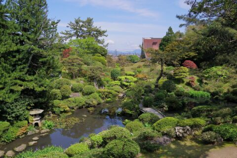 山形県酒田市、本間美術館の敷地にあり、本間家別邸・清遠閣とともに築かれた回遊式庭園「鶴舞園」（かくぶえん）