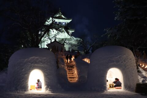 横手の雪まつり (秋田県横手市) のかまくら。横手公園会場にて横手城を背景に撮影。