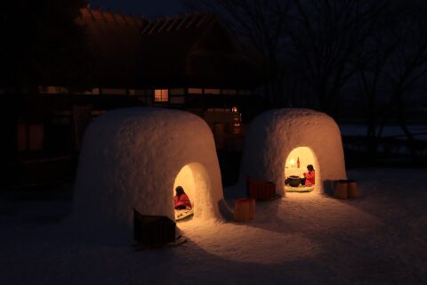横手の雪まつり (秋田県横手市) のかまくら。木戸五郎兵衛村会場にて旧黒石家前を背景に撮影。