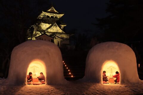 横手の雪まつり (秋田県横手市) のかまくら。横手公園会場にて横手城を背景に撮影。