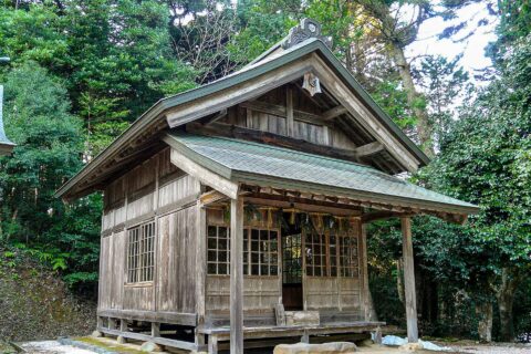 島根県松江市大庭町にある神魂神社。境内社の御釜殿。