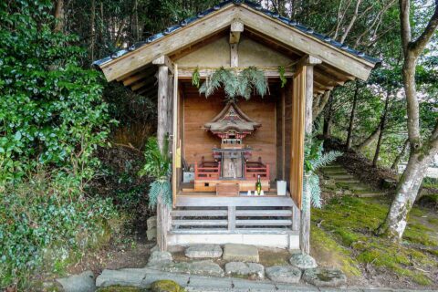 島根県松江市大庭町にある神魂神社。境内社で境内入り口の鳥居脇にある歳徳神。