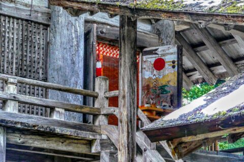 島根県松江市大庭町にある神魂神社本殿（国宝）の扉。祭礼の日に扉が開けられ、日の扉と呼ばれる太陽が昇る舞楽の図が見える。画像には無いが、左側の扉は月の扉と呼ばれ、月の図がある。