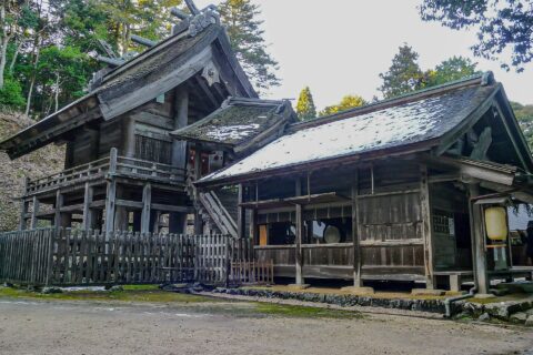 島根県松江市大庭町にある神魂神社。拝殿と国宝の本殿。