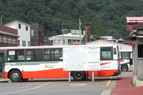 Hino Rainbow belongs to Kan-etsu Kotsu Bus and Minakami Bus stop and infomation board. Tracks have 5.