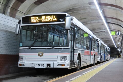 黒部ダム駅に停車する関電トンネル電気バス1015号車