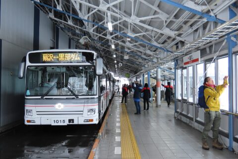 関電トンネル電気バス扇沢駅ホーム（2024年11月30日）