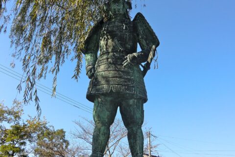 妙義寺前にある益田兼堯の彫像（島根県益田市）