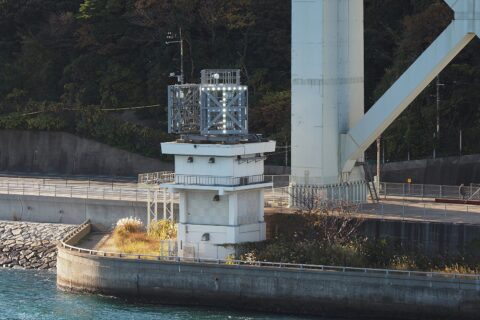 関門航路の早鞆信号所。「T」は10000総トン（油送船については3000総トン）以上の船の西航船、「H」は東航船があることを示す。