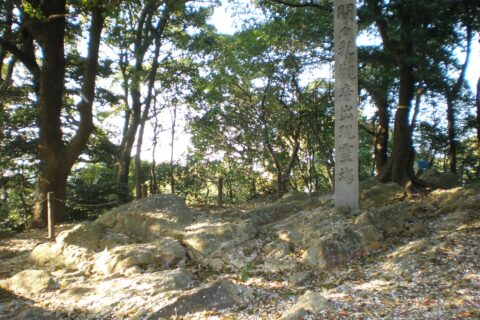 愛知県小牧市の小牧山にある観音洞（かんのんぼら）