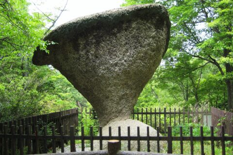 傘岩。