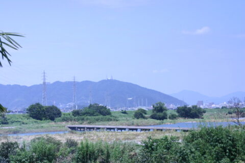 勝浦川と江田橋。徳島県小松島市江田町付近。右が下流。奥は眉山。