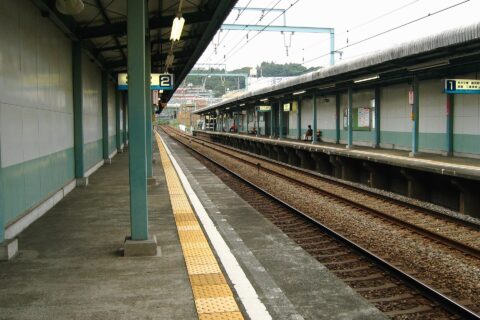 Keikyu Main Line, Keikyu-Byōbugaura Station platform (Kanagawa, Japan)