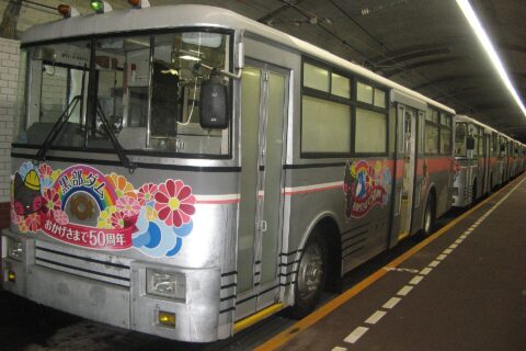 黒部ダム駅に停車中の関西電力300形無軌条電車。黒部ダムの完成50周年のラッピングフィルムを貼付。