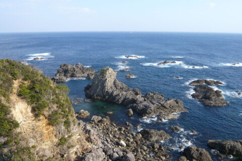 紀伊大島トルコ記念館の直下の海岸。画面奥中央の岩礁にエルトゥールル号が乗り上げ座礁した。