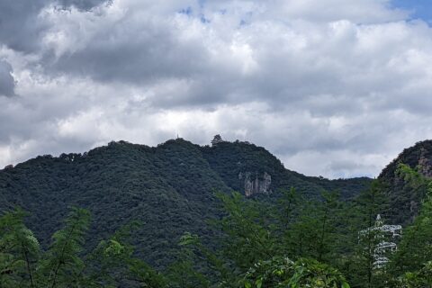 戦国時代、岐阜城があった頃は各峰々に櫓が築かれ、山全体が要塞化されていたとされる。