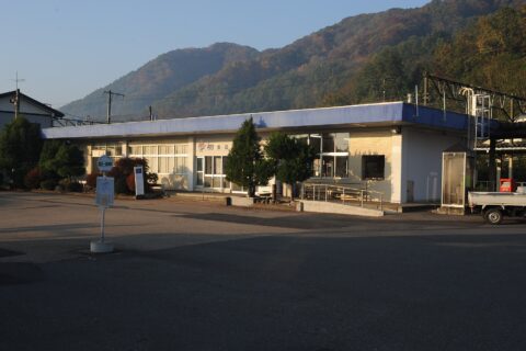 IGRいわて銀河鉄道・金田一温泉駅とJRバス東北のバス停