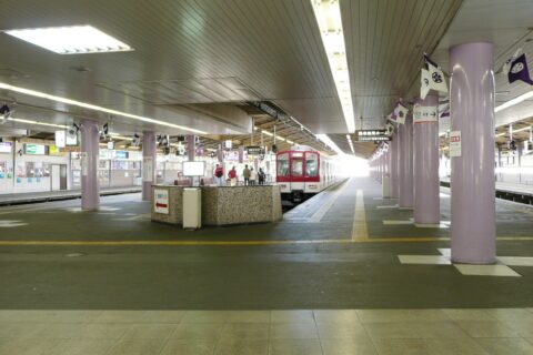 Kinki Nippon Railway,Tenri Line,Tenri Station platform. /天理駅近鉄天理線ホーム