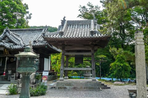 徳島県阿波市市場町切幡にある四国八十八箇所霊場 第十番札所の切幡寺。鐘楼