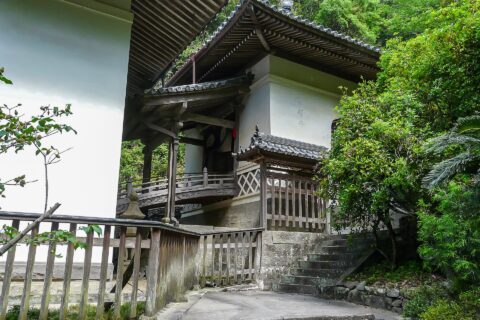 徳島県阿波市市場町切幡にある四国八十八箇所霊場 第十番札所の切幡寺。本殿後方にある奥殿。