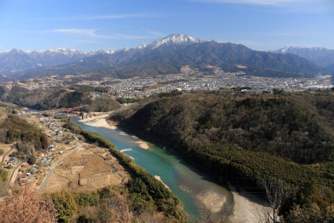 ​苗木城址の天守展望台から望む木曽川と中津川市街地東側に聳える中央アルプスの恵那山周辺の山並