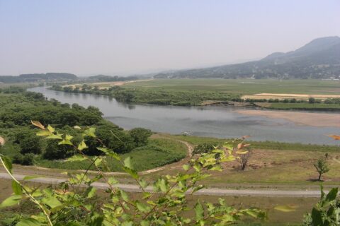 岩手県平泉町の高舘義経堂から見た北上川と束稲山（たばしねやま）。2008年6月9日撮影。