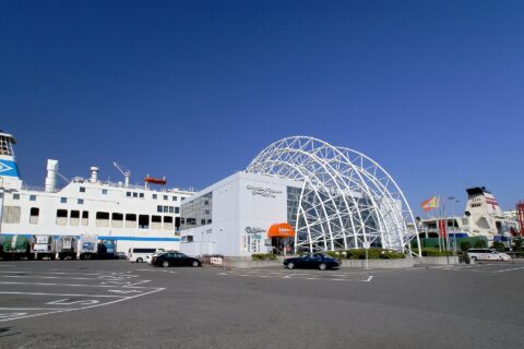 フェリー・ダイヤモンド（左）とフェリーせっつ。神戸港の六甲アイランドフェリーターミナル（兵庫県, 神戸市）にて。