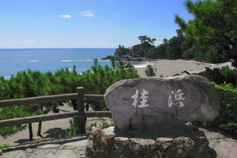 桂浜（石碑前より下竜頭岬を望む）（高知県高知市）