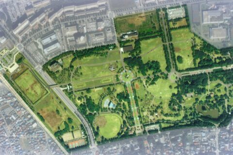 1989年（平成元年）に撮影された航空公園（所沢航空記念公園）と航空公園駅周辺の空撮写真。 （国土交通省による国土画像情報 (カラー空中写真)の写真を元に 明度・色彩の微調整など画像処理を加え作成） 航空発祥記念館や駅前のYS-11機、隣接する施設「所沢ミューズ」などはまだこの頃には見られない。