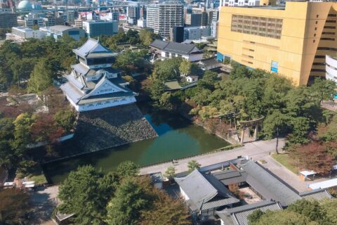 ​北九州市役所から望む小倉城庭園