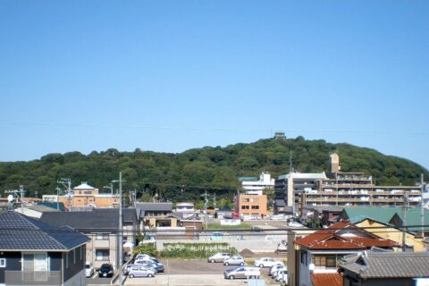 小牧山（撮影場所：小牧市堀の内ホームセンターコーナン小牧店屋上）