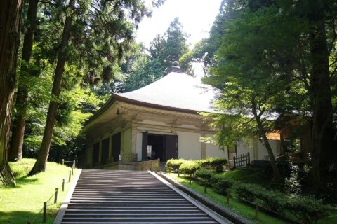 中尊寺金色堂の覆堂 （岩手県平泉町）