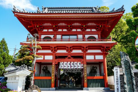 徳島県板野郡板野町にある四国八十八箇所霊場 第三番札所の金泉寺。仁王門。