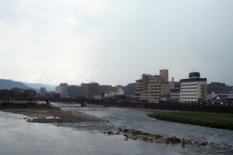 Kuma River running through Hitoyoshi city: Hitoyoshi Onsen hotsprings in the center picture, and there is an area in foreground made by a sandbank. It has been developed over the years, and become a parking for visitors