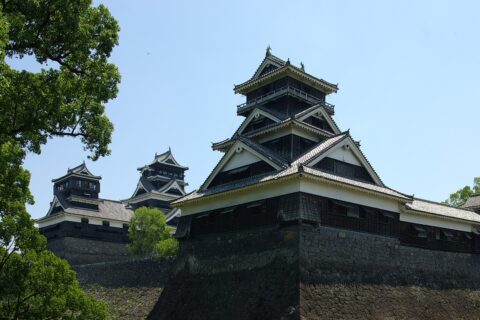 左より、熊本城の小天守、大天守、宇土櫓。 16：9にトリミング。