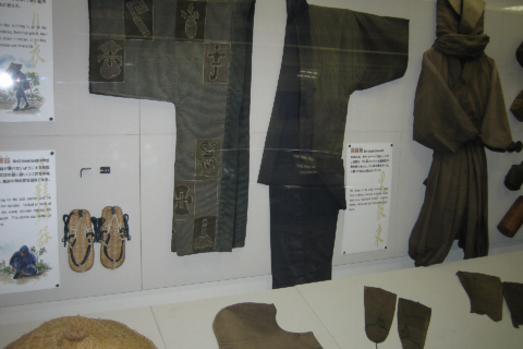 Kuro shozoku ninja costume at the Ninja Museum of Igaryu. "The image of the ninja costume being black is strong. However, in reality, ninjas wore navy blue-dyed farmers' working clothes, which were also believed to repel