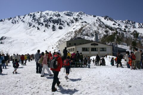 立山(3015m)、黒部平（1828m）（富山県）から望む