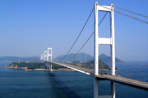 ​ja:来島海峡大橋 手前より第三大橋、第二大橋、第一大橋 非常に薄い橋桁が特徴である。 撮影者:Nkns 撮影地:愛媛県今治市 撮影日:2006/8/4