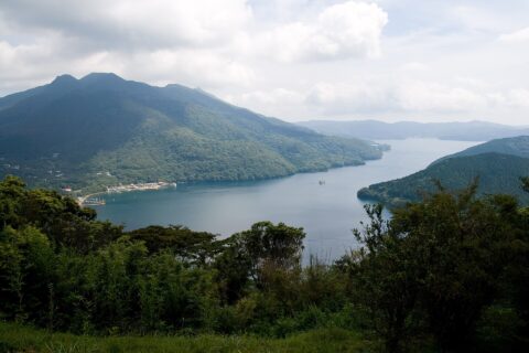 箱根山古期外輪山・湖尻峠付近から見た芦ノ湖