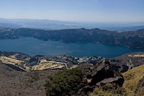箱根駒ヶ岳山頂から見た芦ノ湖。右奥の山は愛鷹山で、愛鷹山左は駿河湾。左奥の山々は伊豆半島で、伊豆半島の左側は相模灘。