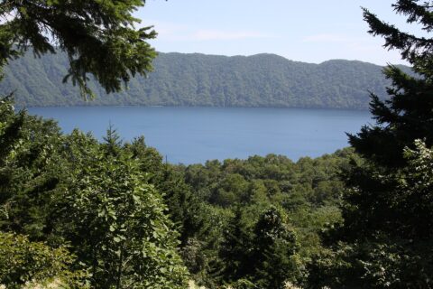 北海道道350号展望台より望見する倶多楽湖